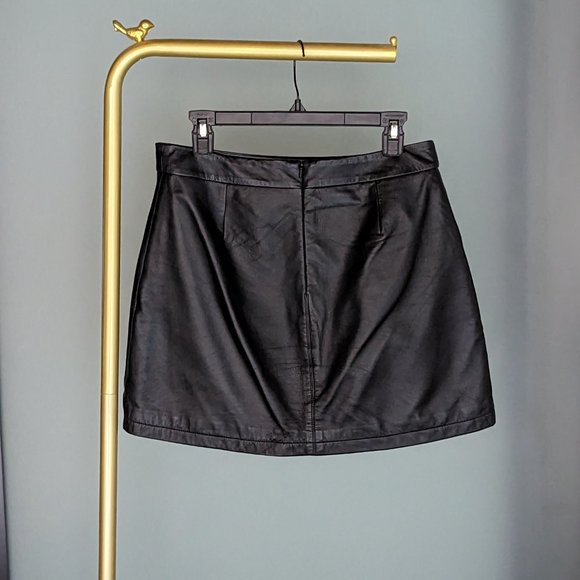 Cupcakes & Cashmere Black Leather Mini Skirt (6) - Picture 3 of 7